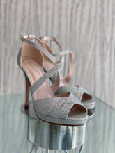 Load image into Gallery viewer, Silver sparkle highheels

