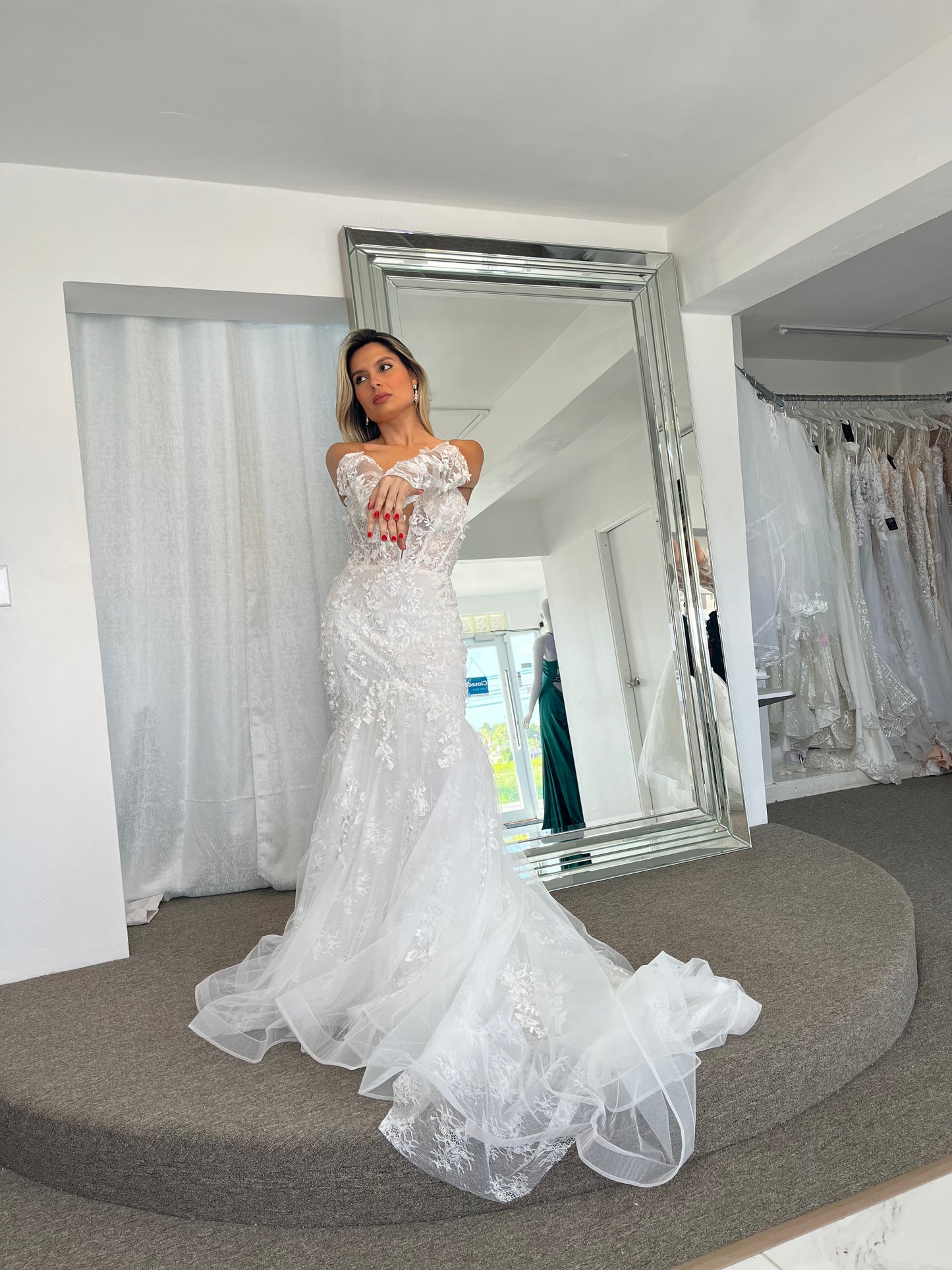 STUNNING BRIDAL DRESS