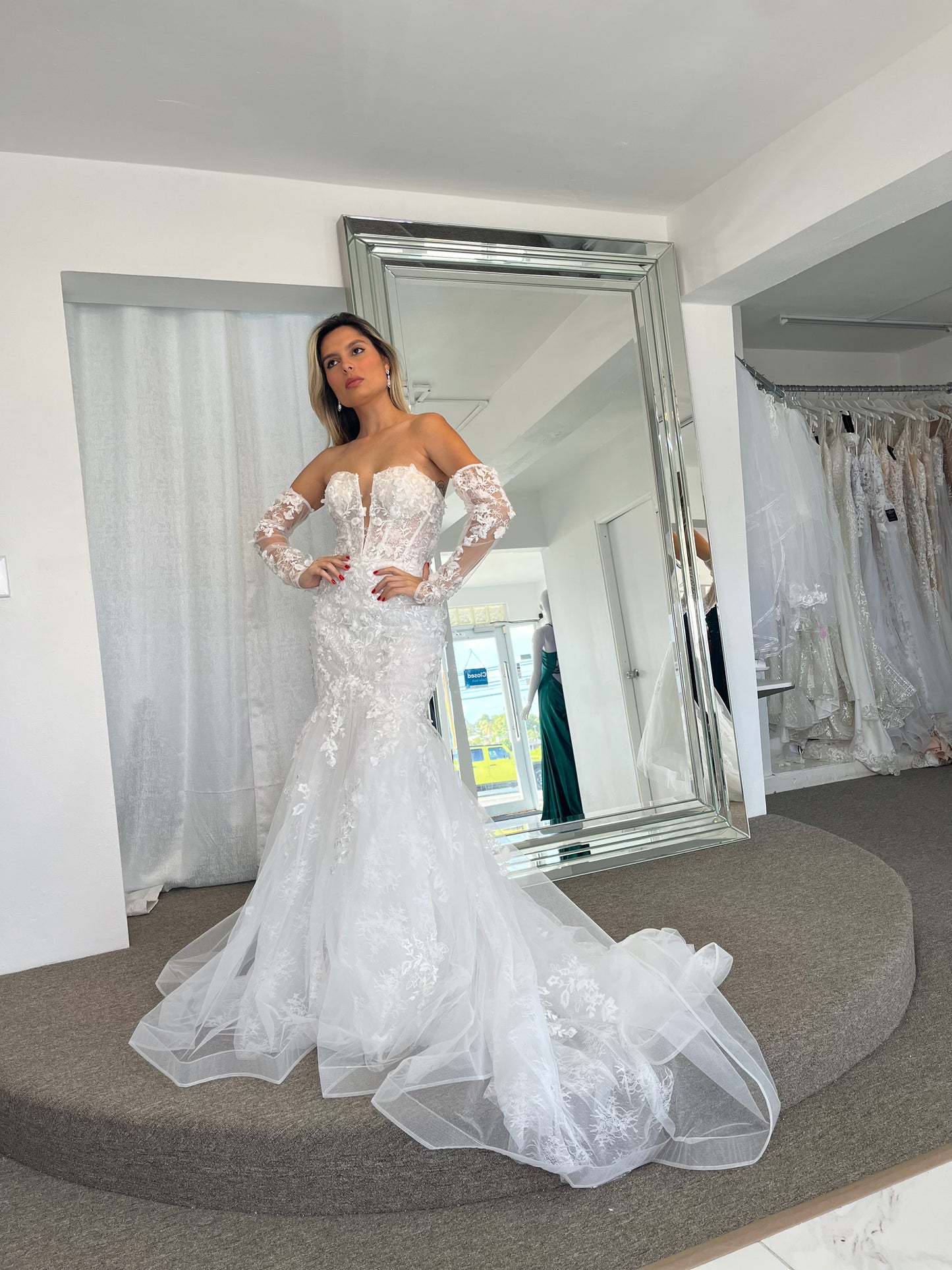 STUNNING BRIDAL DRESS